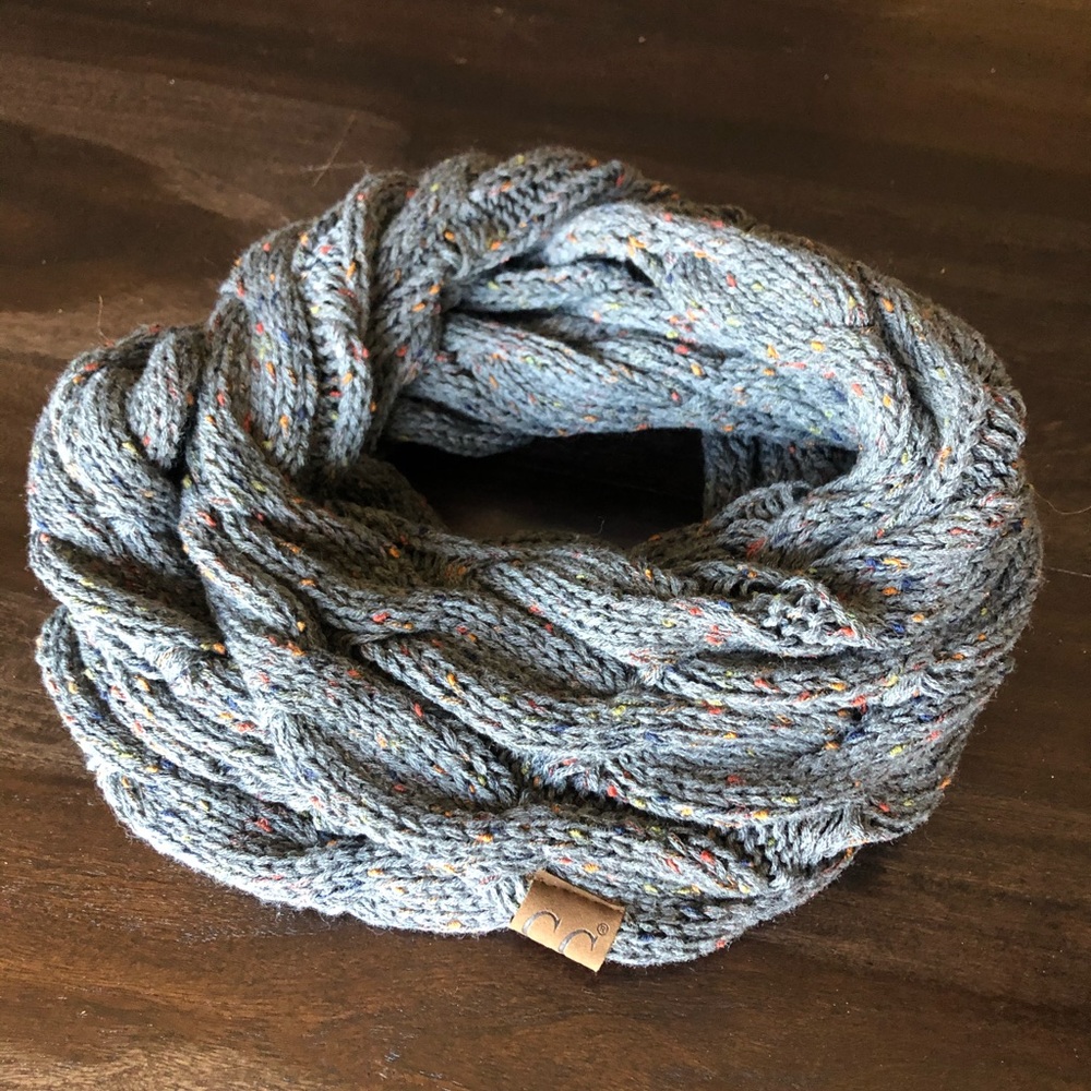 NWOT Infinity loop scarf!!